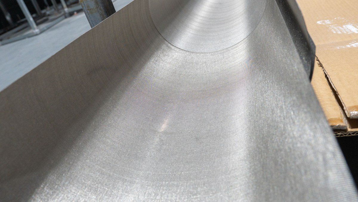 Metal fiber felt formed into a tapered filter section