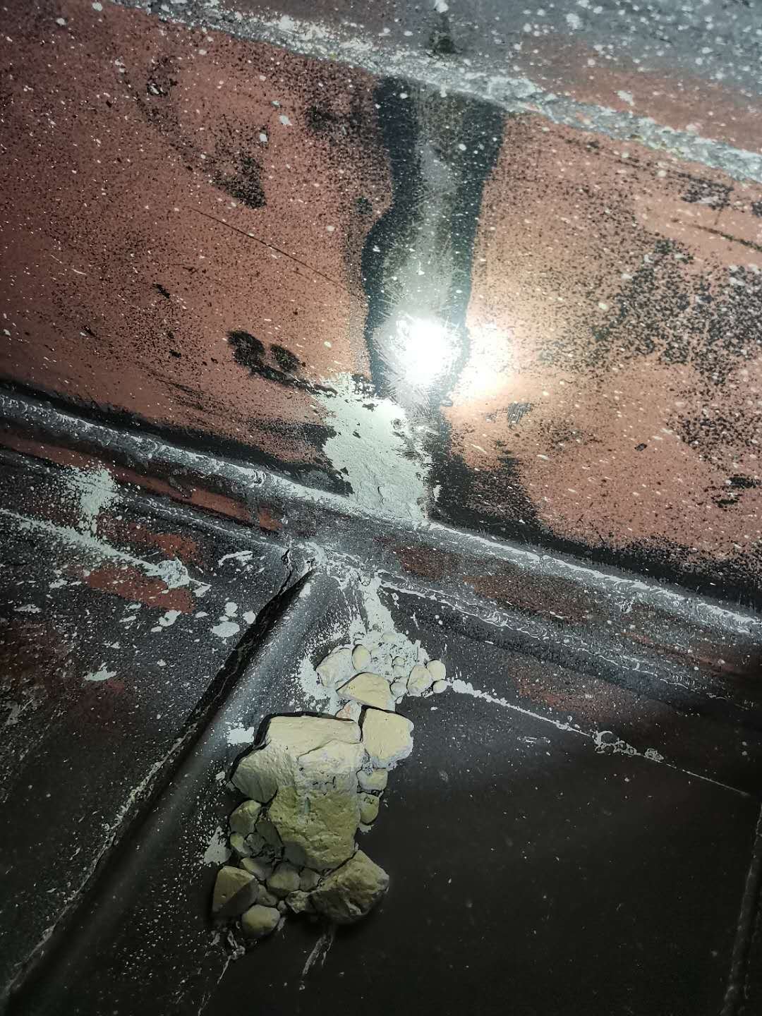 Dust accumulation at an additional leakage point with red outline