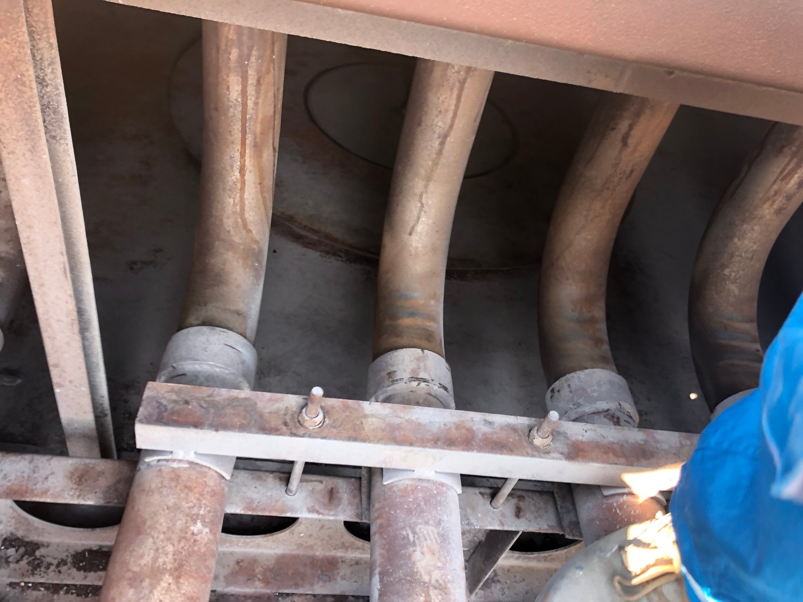 Close inspection of the pulse-cleaning pipework and clean-side area
