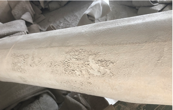 Comparable early surface caking on a replacement filter bag